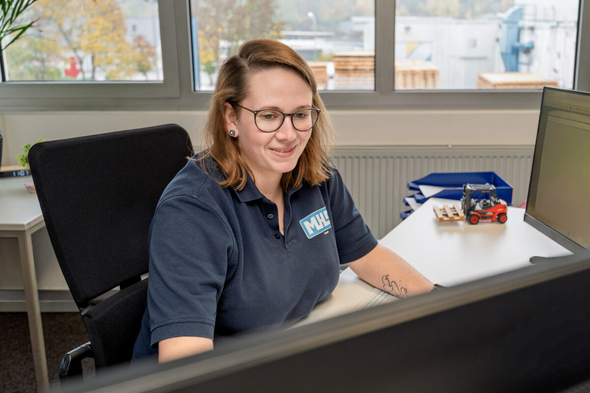 Katja Eichenseer, Büromitarbeiterin der MHS GmbH, sitzt im Büro an ihrem Arbeitsplatz vor einem Computer