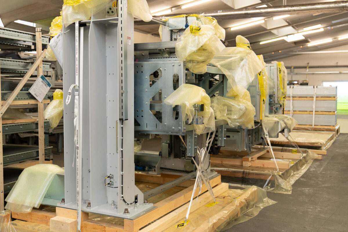 Große Industriemaschinen in Exportverpackung auf Holzpaletten. Die MHS GmbH sichert schwere Güter für See- und Luftfracht unter Einhaltung internationaler Vorschriften.