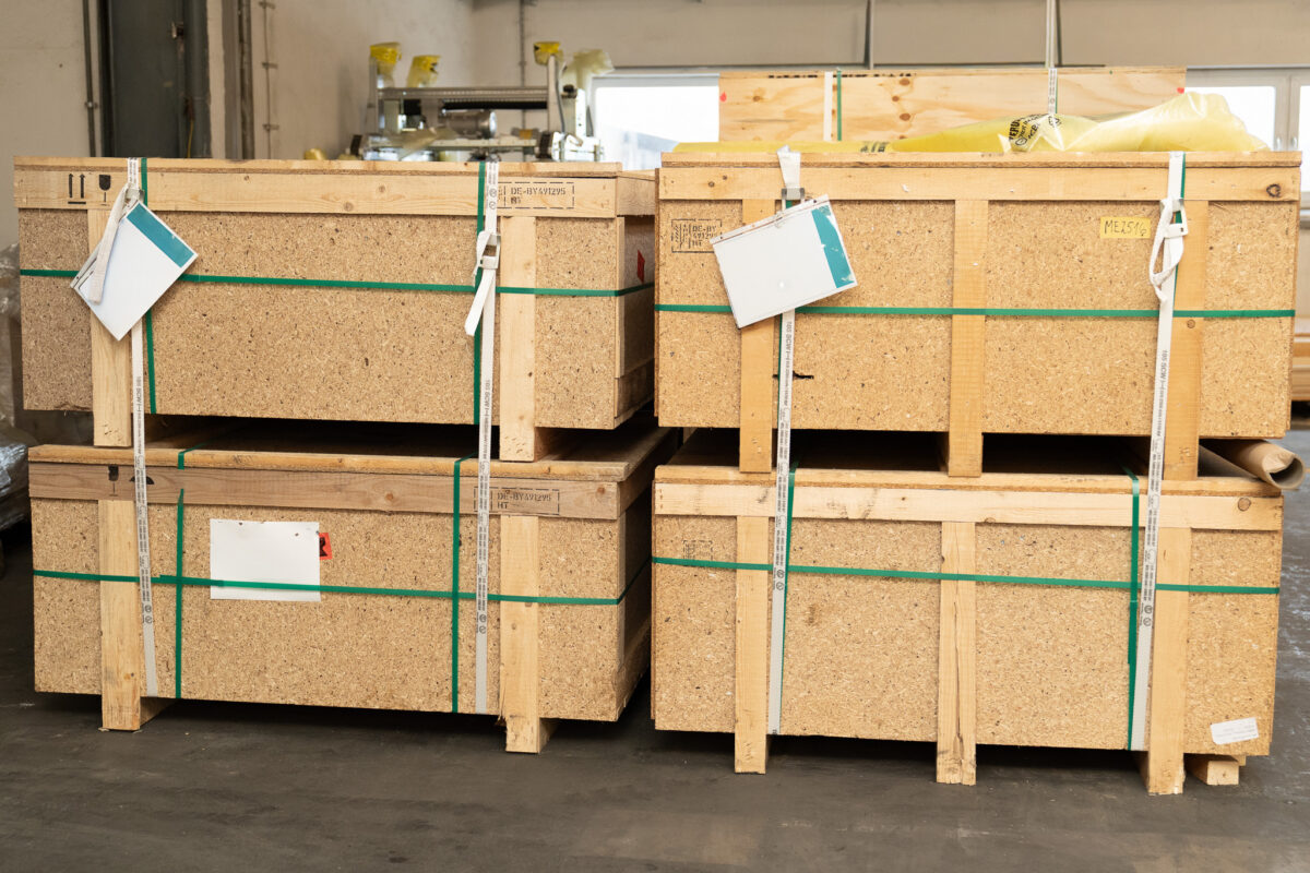 Hitzebehandelte Holzverpackungen und Transportkisten im Lager der MHS GmbH. Zertifizierte Hölzer für den sicheren und weltweiten Export.