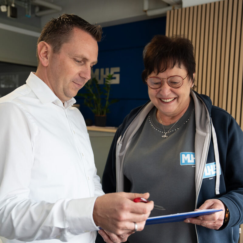 Geschäftsführer Mathias Schießl und Andrea Eichenseer im persönlichen Gespräch im Büro. Symbolbild für gutes Betriebsklima und offene Kommunikation.