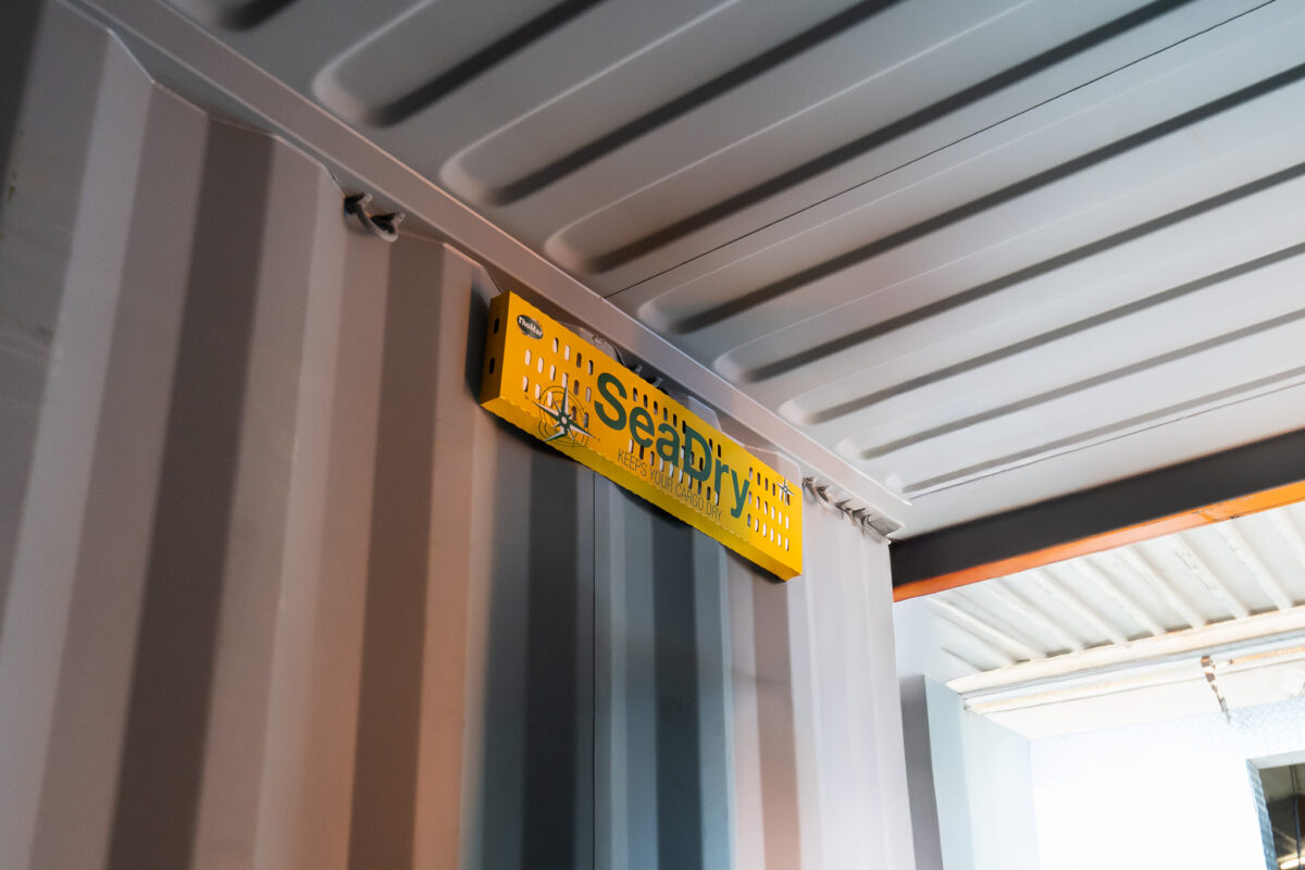 Installation von SeaDry Trockenmitteln im Seecontainer zur Vermeidung von Korrosion und Feuchtigkeitsschäden während des Transports.