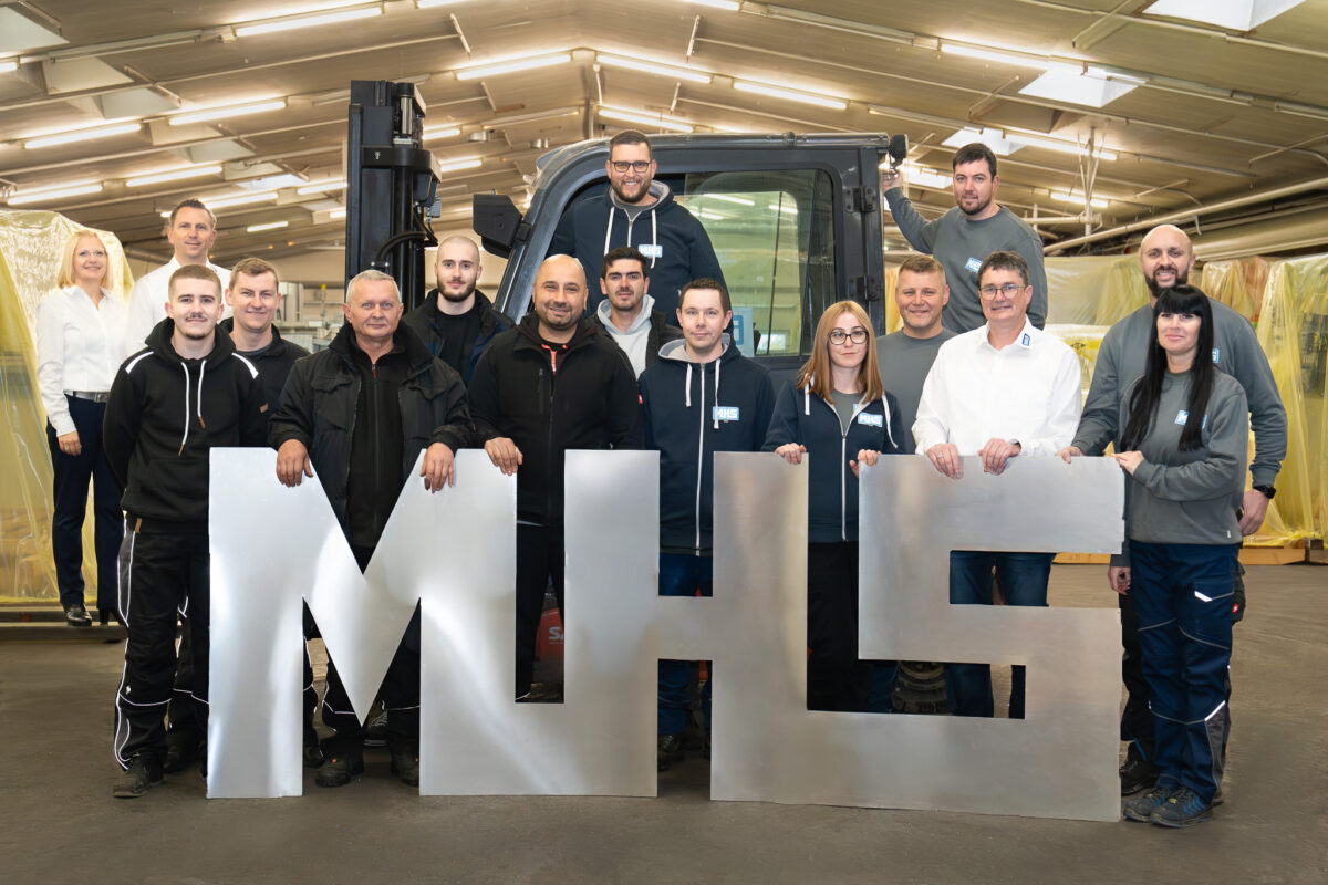 Team der MHS GmbH gemeinsam mit dem Partner MPack in der Produktionshalle